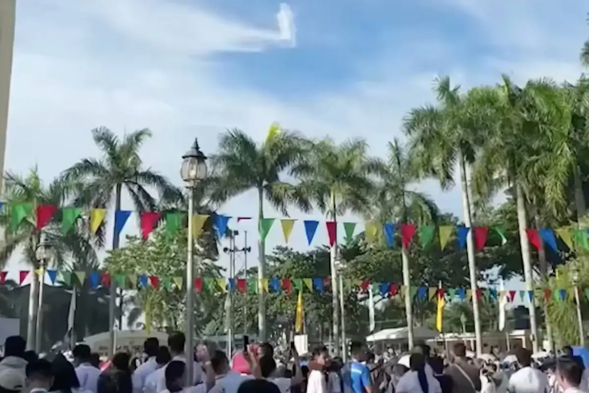 Captan nube con forma de figura religiosa tras rezo masivo en Filipinas, Captura de pantalla video X.