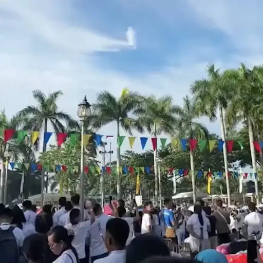 Captan nube con forma de figura religiosa tras rezo masivo en Filipinas ,Captura de pantalla video X.