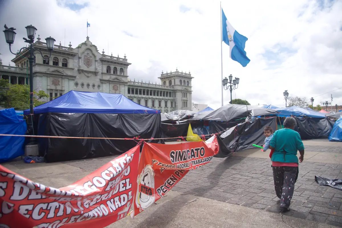 Maestros cumplen un mes concentrados en Plaza de la ConstituciÃ³n, Omar SolÃ­s
