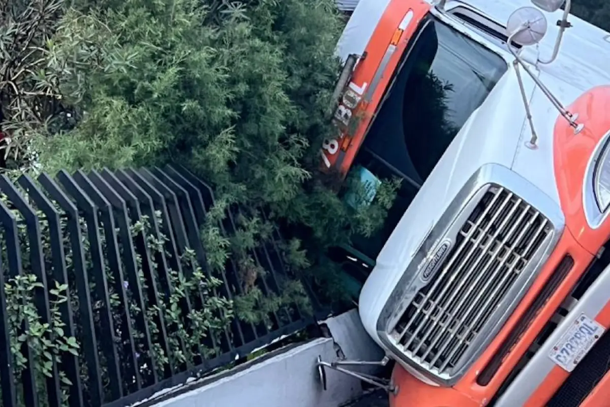 Tráiler volcado en la calzada Aguilar Batres., PMT de Villa Nueva