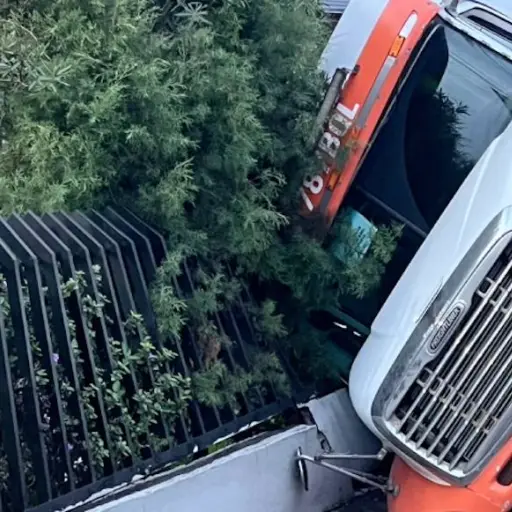 Tráiler volcado en la calzada Aguilar Batres. ,PMT de Villa Nueva