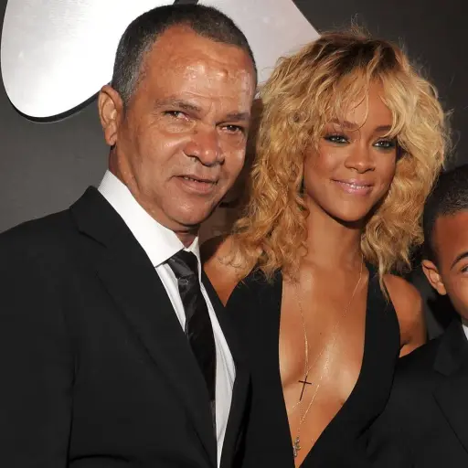 Rihanna y su papá ,EFE