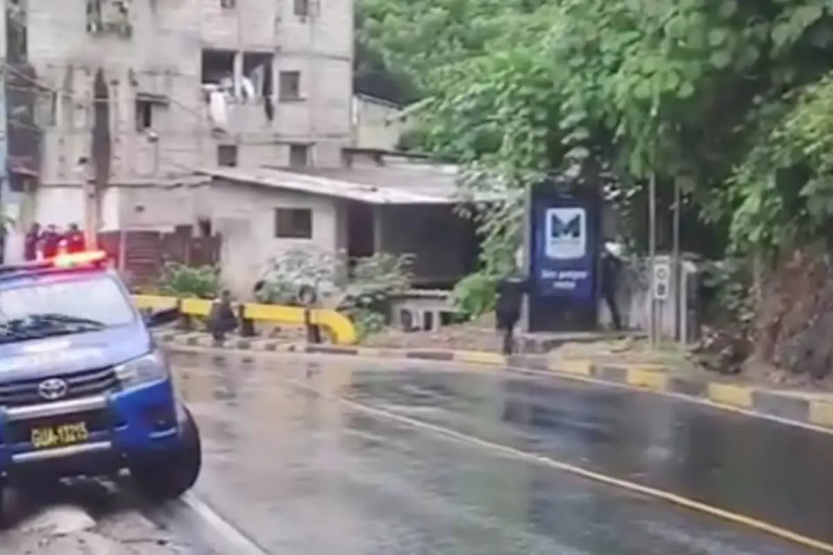 Intercambio de disparos entre PNC y pandilleros., Captura de pantalla video X.