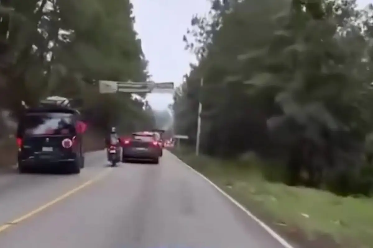 Microbús arrolla a motorista y huye., Captura de pantalla video X.