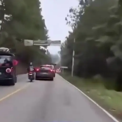 Microbús arrolla a motorista y huye. ,Captura de pantalla video X.