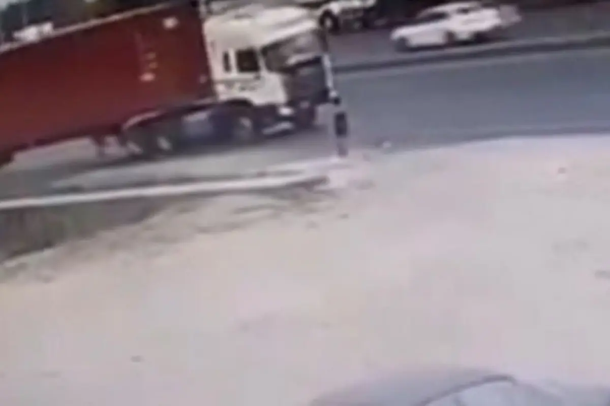 Tráiler pierde contenedor, Captura de pantalla video X.