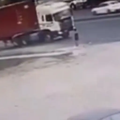 Tráiler pierde contenedor ,Captura de pantalla video X.