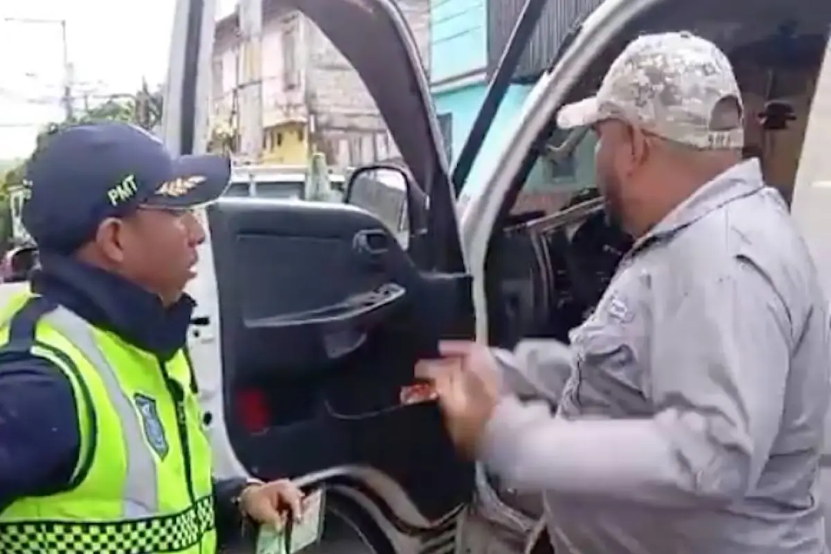 Conductor furioso da puñetazo a agente de la PMT., Captura de pantalla video X.