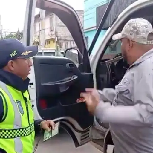 Conductor furioso da puñetazo a agente de la PMT. ,Captura de pantalla video X.