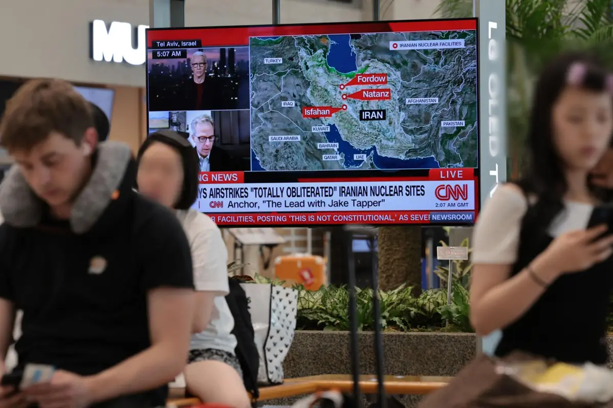 Un reportaje sobre los ataques estadounidenses contra las instalaciones nucleares de Irán se emite en una pantalla de televisión en una terminal del Aeropuerto Internacional de Incheon, en Incheon (Corea del Sur),  EFE/YONHAP

