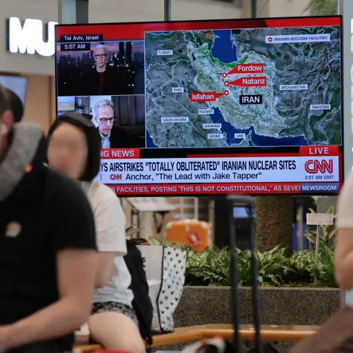 Un reportaje sobre los ataques estadounidenses contra las instalaciones nucleares de Irán se emite en una pantalla de televisión en una terminal del Aeropuerto Internacional de Incheon, en Incheon (Corea del Sur) , EFE/YONHAP
