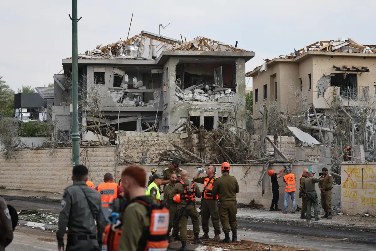 Edificio alcanzado por un ataque con misiles iraníes en Ness Ziona, al sur de Tel Aviv, Israel, el 22 de junio de 2025,  EFE/EPA/ATEF SAFADI
