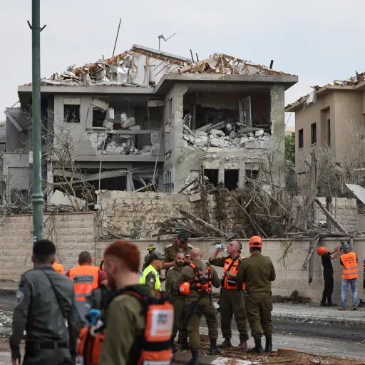 Edificio alcanzado por un ataque con misiles iraníes en Ness Ziona, al sur de Tel Aviv, Israel, el 22 de junio de 2025 , EFE/EPA/ATEF SAFADI