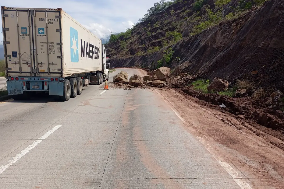 Las autoridades gestionan acciones de limpieza por el derrumbe en ruta al Atlántico., Conred.