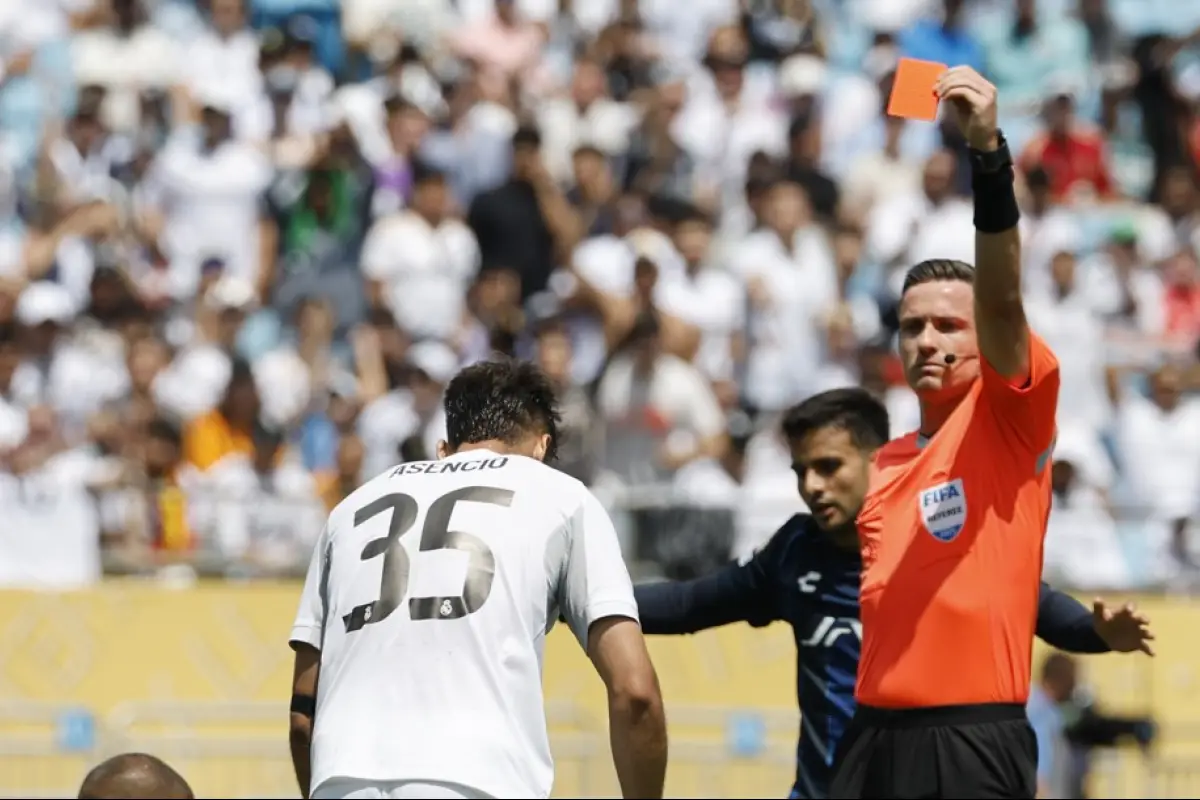 Raúl Asencio fue expulsado al minuto 7 del partido entre Real Madrid y Pachuca