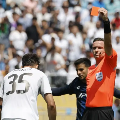 Raúl Asencio fue expulsado al minuto 7 del partido entre Real Madrid y Pachuca