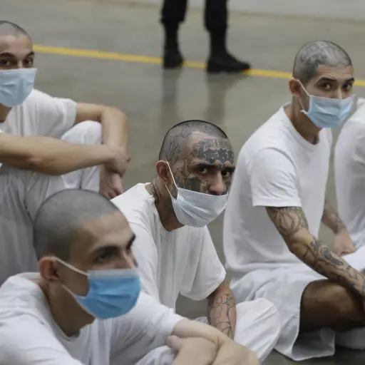 Fotografía de supuestos maras como presos en el Centro de Confinamiento para el Terrorismo (Cecot) , EFE/Rodrigo Sura