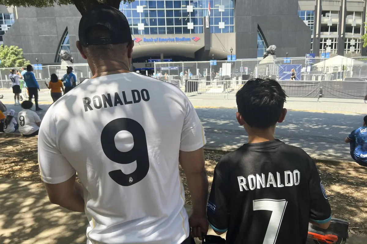 Aficionados del Real Madrid Recuerdan a Cristiano Ronaldo 