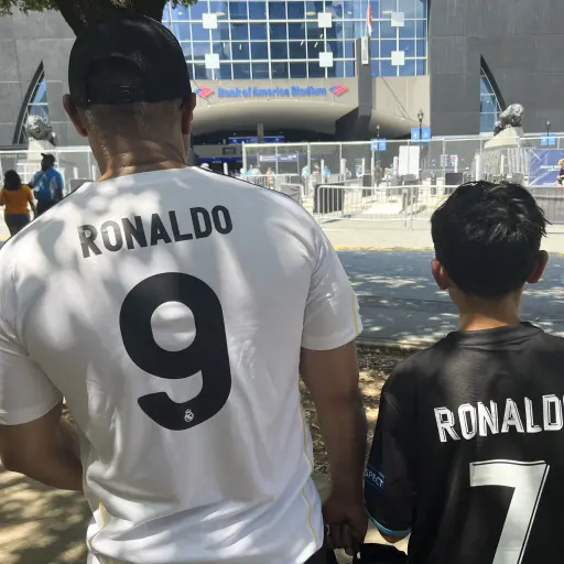 Aficionados del Real Madrid Recuerdan a Cristiano Ronaldo 