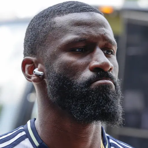 Xabi Alonso defiende a Antonio Rüdiger por comentarios racistas 