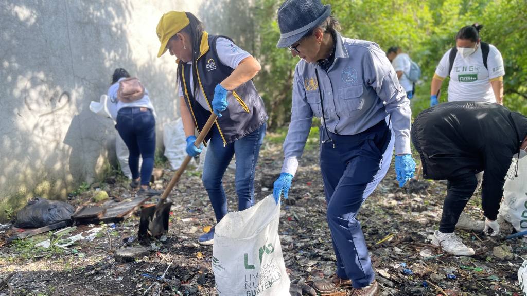 Ven alza de basura en el lago de Amatitlán por las lluvias | AMSA