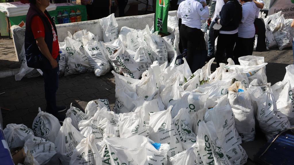 Ven alza de basura en el lago de Amatitlán por las lluvias | AMSA