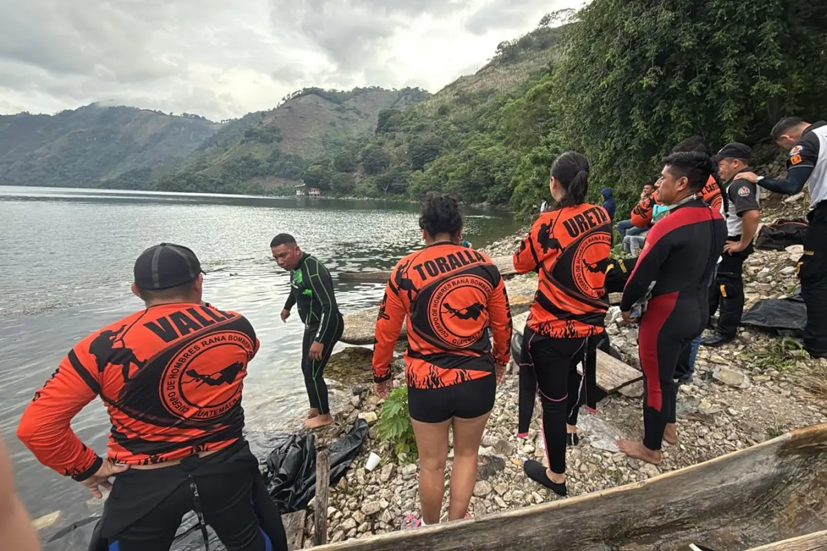 Rescatistas de varios cuerpos trabajan en la búsqueda del hombre desaparecido., Bomberos Voluntarios.