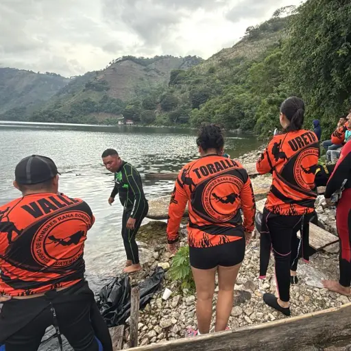 Rescatistas de varios cuerpos trabajan en la búsqueda del hombre desaparecido. ,Bomberos Voluntarios.