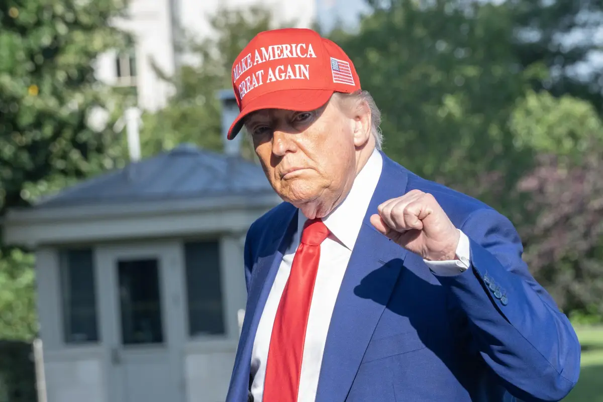 Donald Trump alza el puño, EFE
