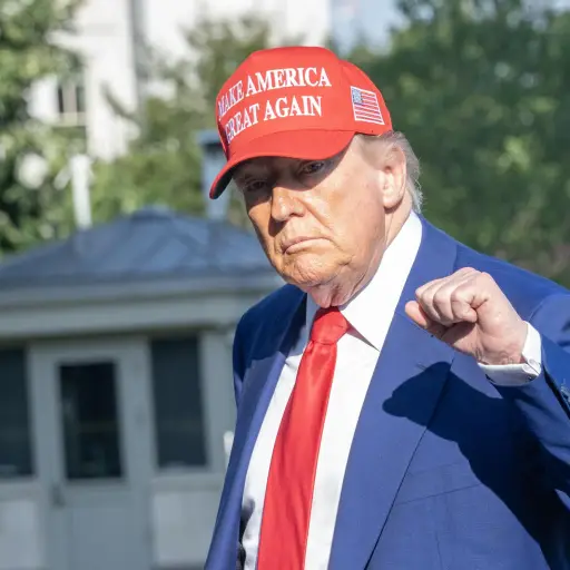 Donald Trump alza el puño ,EFE