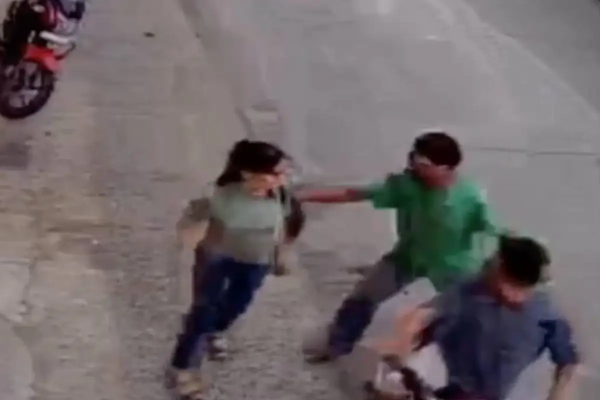 Motoladrones asaltan a mujer en Izab, Captura de pantalla video X.