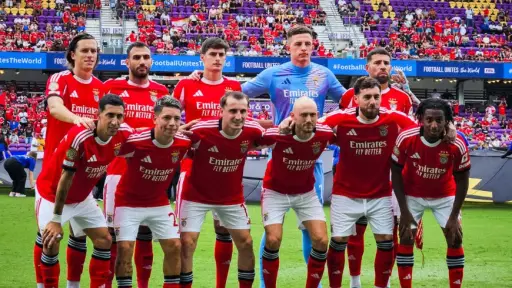 Benfica golea al Auckland en duelo que se pausó por más de dos horas