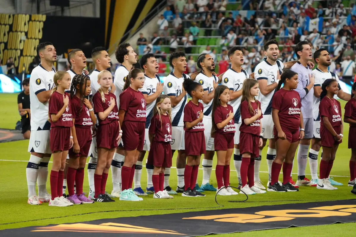 Jugadores de Guatemala cantan el himno nacional previo al duelo ante Panamá - FFG