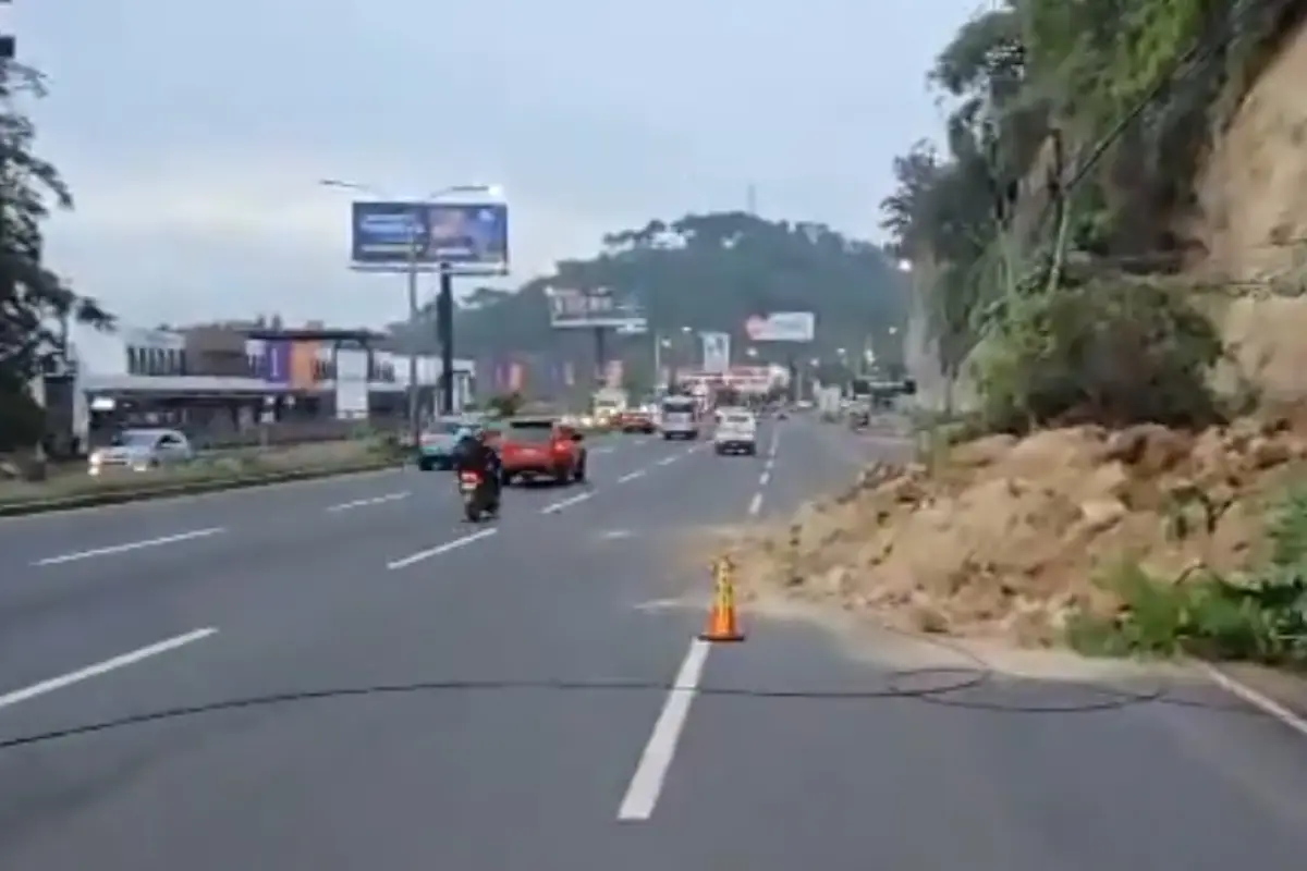 El derrumbe afecta un carril en dirección al sur. , Captura de pantalla. 