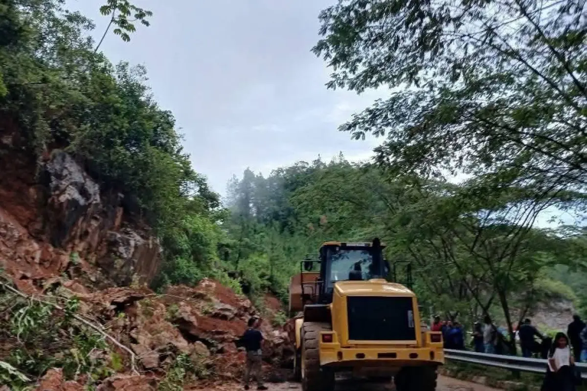Un derrumbe afectó el kilómetro 262 de la ruta RD AV-6, en el área de Lanquín, Alta Verapaz., Conred.