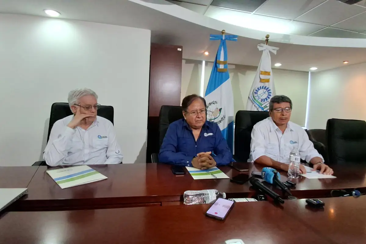 De izquierda a derecha, los ingenieros Luis Martínez, gerente general del INDE; Víctor Ventura, ministro de Energía y Minas; Julio Rodas, Gerente del INDE., Alex Meoño 