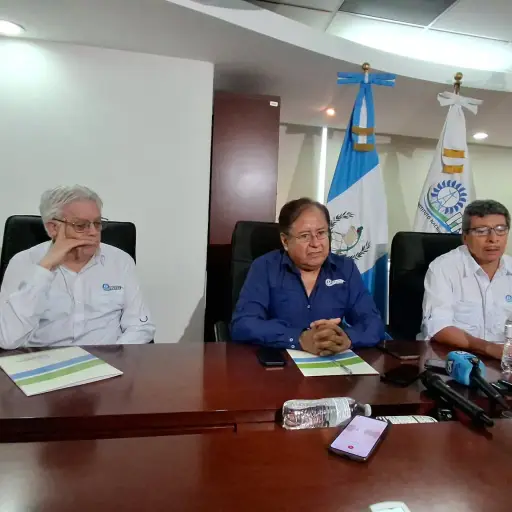 De izquierda a derecha, los ingenieros Luis Martínez, gerente general del INDE; Víctor Ventura, ministro de Energía y Minas; Julio Rodas, Gerente del INDE. ,Alex Meoño 