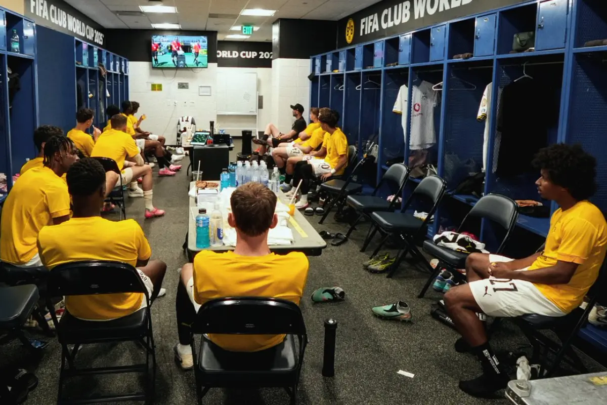 Suplentes del Borussia Dortmund se refugian del calor en el vestuario - BVB