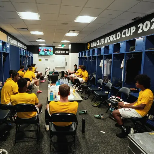 Suplentes del Borussia Dortmund se refugian del calor en el vestuario - BVB