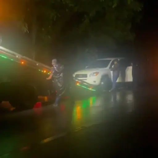 Varias grúas acudieron al kilómetro 117 de la ruta al Atlántico para mover los vehículos. ,Captura de pantalla. 