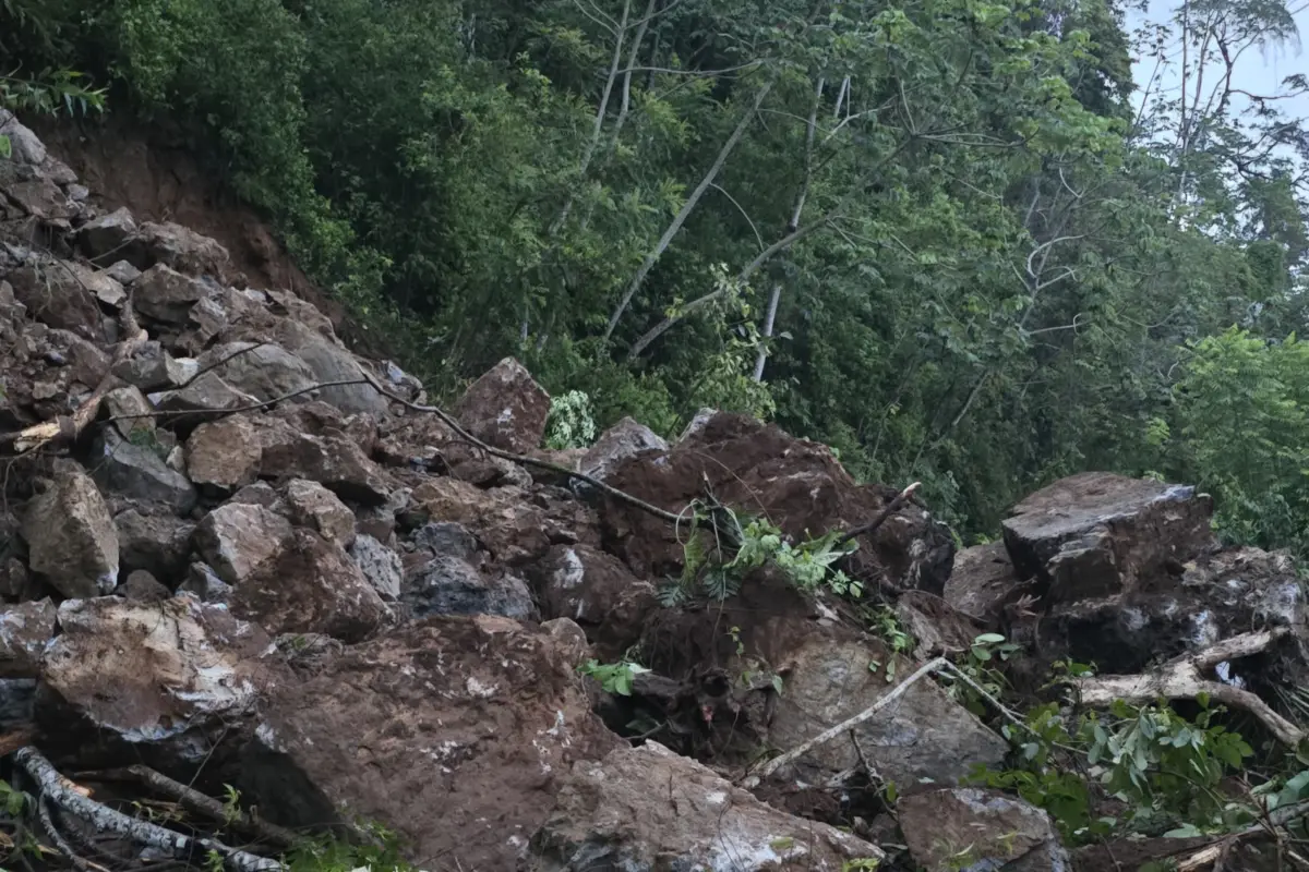 En la carretera de Panzós, Alta Verapaz, se reportó un derrumbe de grandes proporciones., Conred.