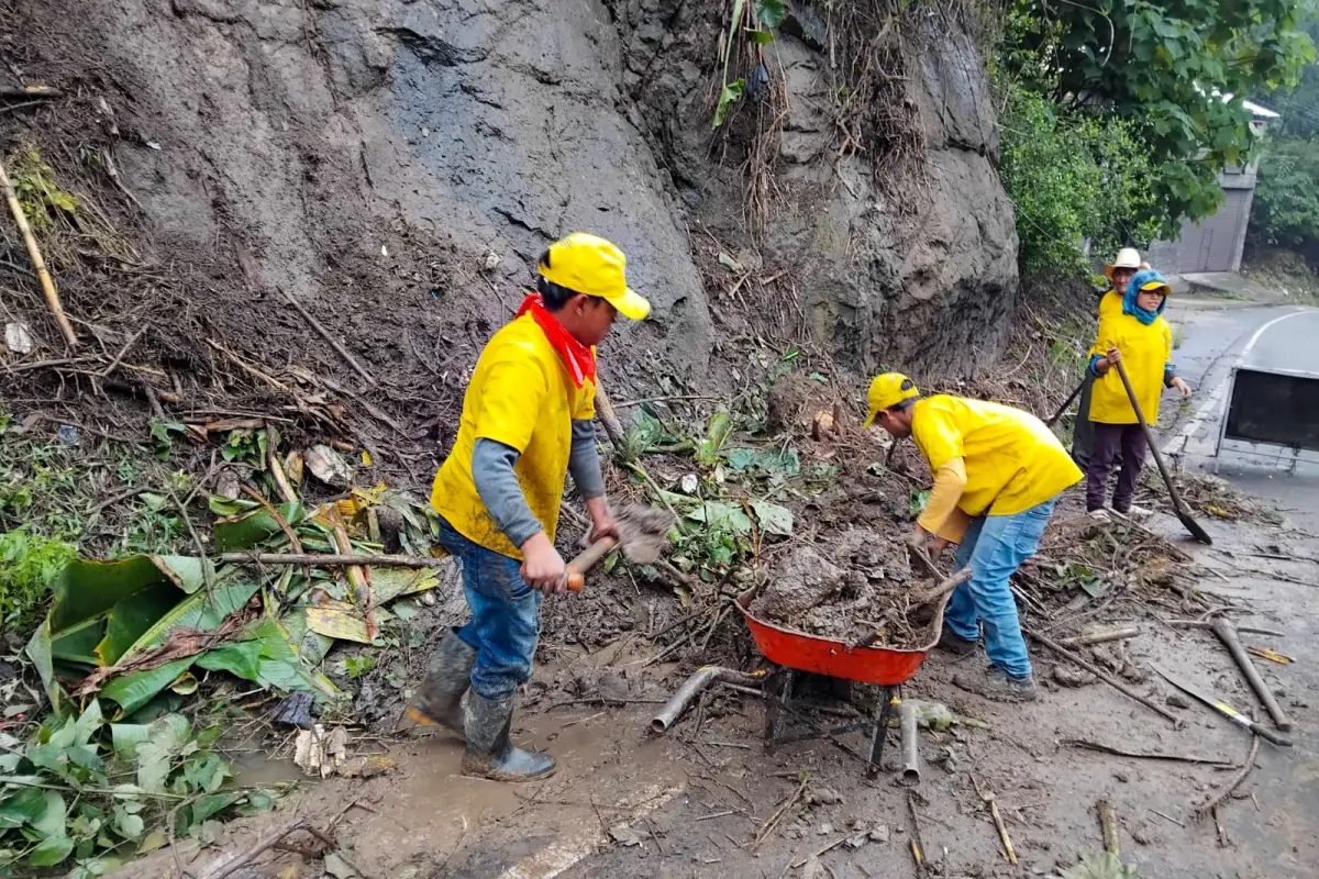 Cuadrillas de trabajadores limpiaron un deslizamiento en la ruta entre San Pedro y San Juan, Sacatepéquez. , Covial