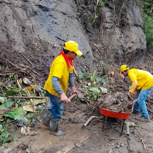 Cuadrillas de trabajadores limpiaron un deslizamiento en la ruta entre San Pedro y San Juan, Sacatepéquez.  ,Covial