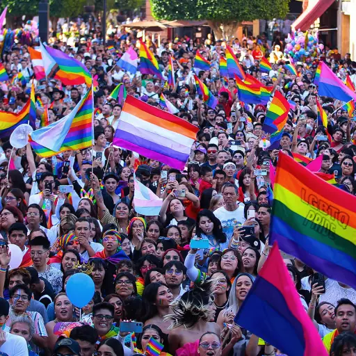 Fotografía de archivo del 15 de junio de 2024 de personas participando en una marcha por el Día Internacional del Orgullo LGTBI, en León (México) , EFE/ Luis Ramírez