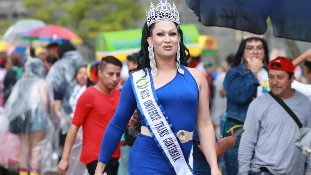 Grupos LGBTIQ+ llenan la ciudad con los colores del arcoíris | Álex Meoño