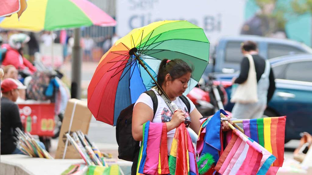 Grupos LGBTIQ+ llenan la ciudad con los colores del arcoíris | Álex Meoño