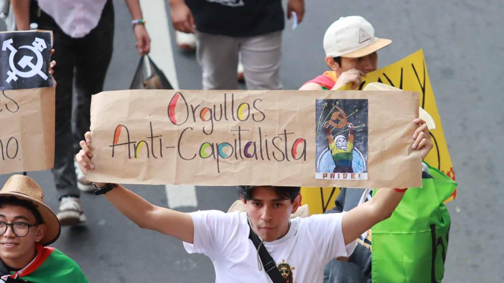 Grupos LGBTIQ+ llenan la ciudad con los colores del arcoíris | Álex Meoño