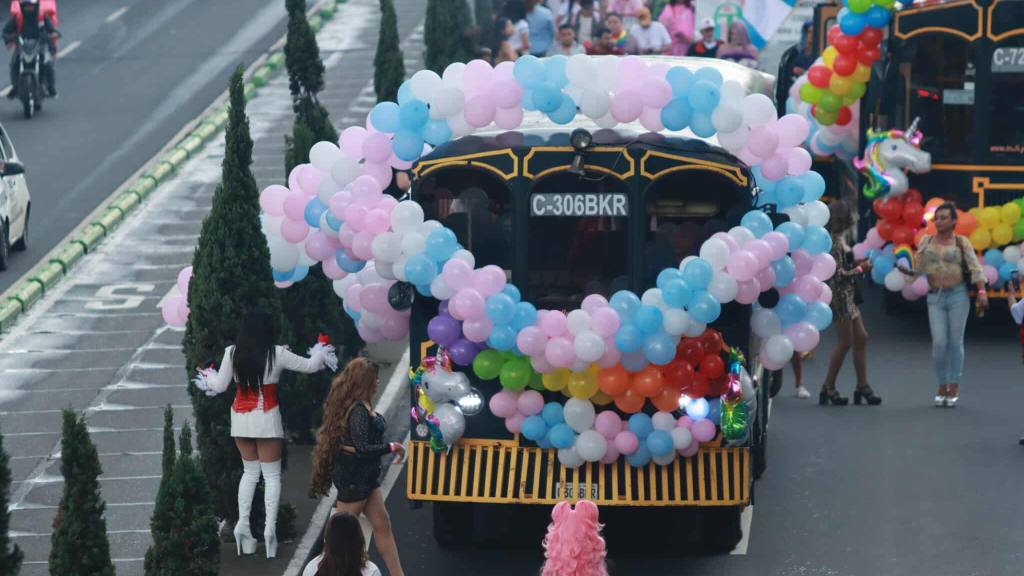 Grupos LGBTIQ+ llenan la ciudad con los colores del arcoíris | Álex Meoño