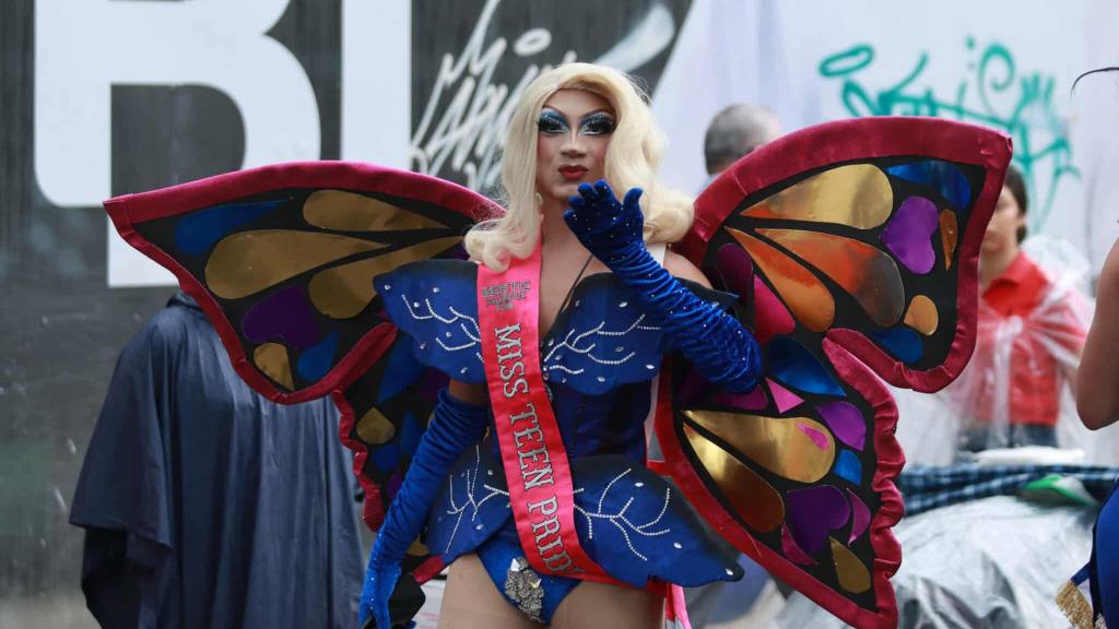 Grupos LGBTIQ+ llenan la ciudad con los colores del arcoíris | Álex Meoño