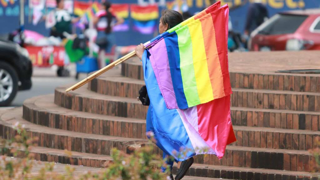 Grupos LGBTIQ+ llenan la ciudad con los colores del arcoíris | Álex Meoño